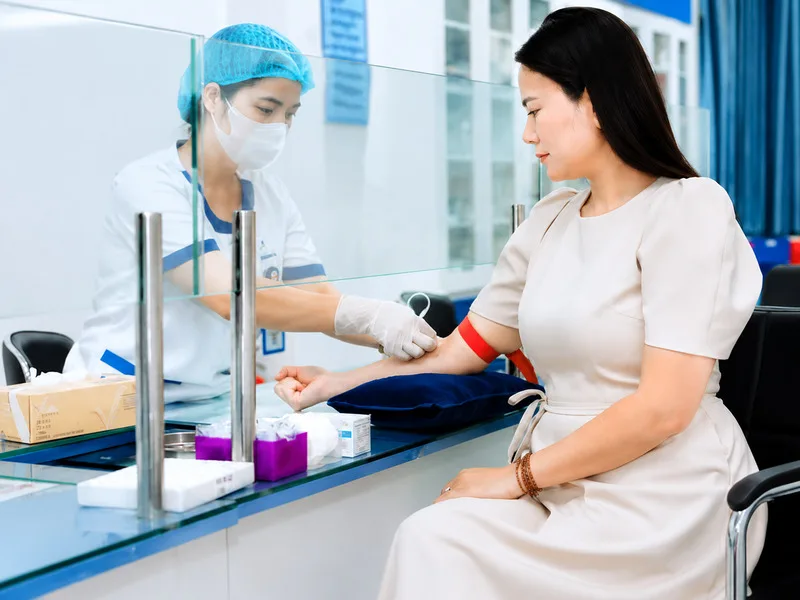Xét nghiệm máu và kiểm tra thần kinh giúp tìm nguyên nhân thay vì chỉ dựa vào cảm giác tê.